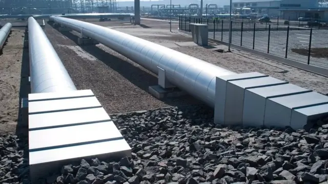 এই পাইপ লাইনের দৈর্ঘ্য বারোশো কিলোমিটারের বেশি, গেছে বল্টিক সাগরের নীচ দিয়ে