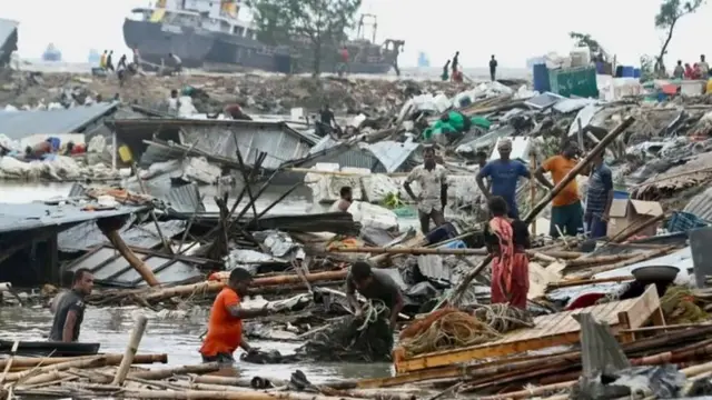 প্রবল বাতাসে চট্টগ্রামের এই হাটটি ভেঙ্গে পড়ে যায়