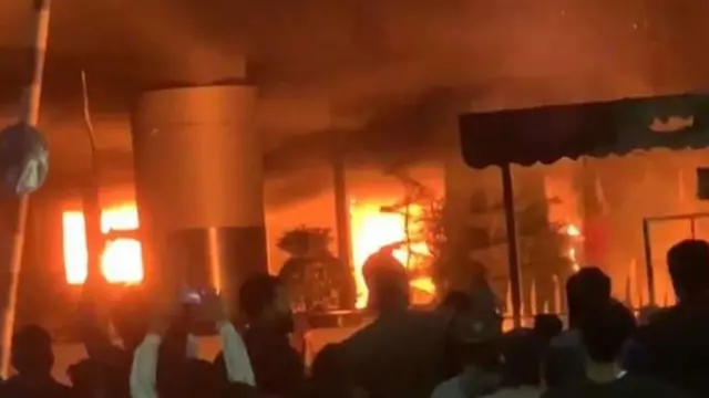 गुस्साए प्रदर्शनकारियों ने कई जगह आगजनी की