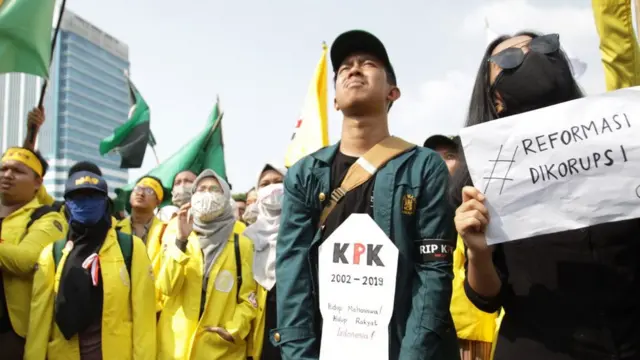Sejumlah mahasiswa dari berbagai kampus menggelar demonstrasi di Gedung DPR, Jakarta, Kamis (19/09).