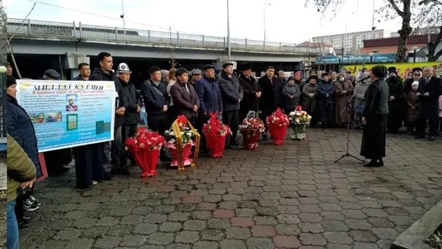 Қирғизистон минтақанинг Ўзбекистонга бевосита чегарадош тўртта давлатидан биттаси бўлади. Олти миллиондан сал ошувчи аҳолисининг бир миллиондан ортиқроғини ўзбеклар ташкил этади.