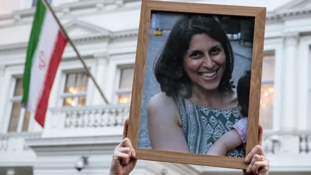 Foto de Nazanin Zaghari-Ratcliffe frente a la embajada iraní de Londres.
