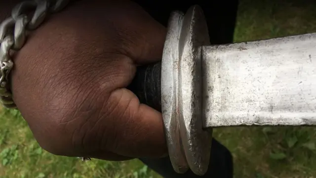 Empuñando una espada