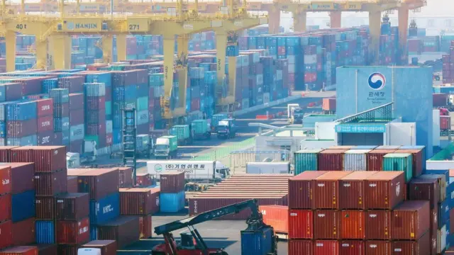 난달 10일 인천 연수구 인천신항에서 컨테이너 상·하역 작업이 이뤄지고 있다