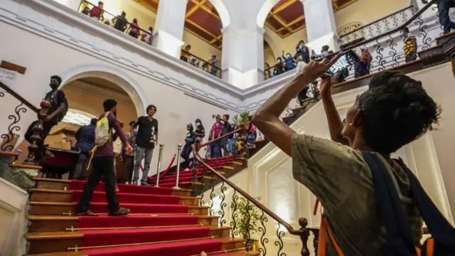 ஜனாதிபதி மாளிகையை சுற்றிப் பார்க்கும் மக்கள்