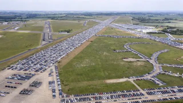 Вид сверху на ряды автомшин на аэродороме Терли в графстве Бедфордшир