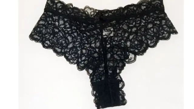 Ọbante na-aba n'ike nke Bekee kpọrọ "Thongs" maọbụ "G-string"