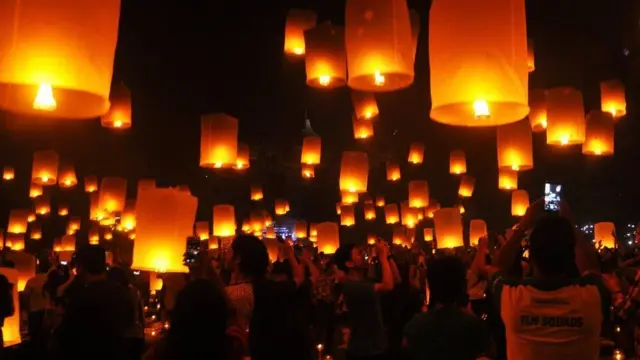 ผู้คนจำนวนมากปล่อยโคมลอยเพื่อขอพรที่สถูปโบโรบูดูร์ (บุโรพุทโธ) ของอินโดนีเซีย
