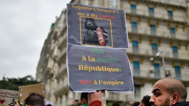 À Alger, les manifestants ne veulent pas basculer du côté obscur de la force (8 mars).