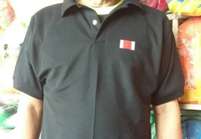 เสื้อยืดดำ ธงขาวสลับแดง