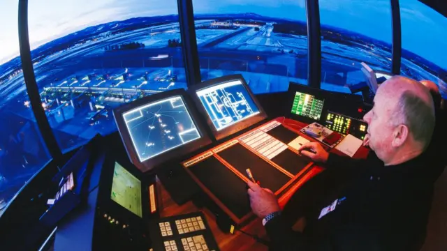 Una torre de control de un aeropuerto