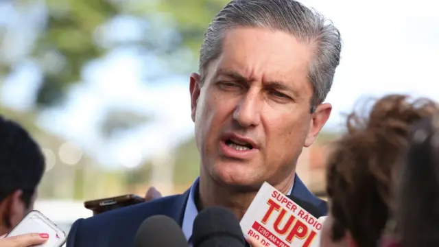 O deputado federal Rogério Rosso durante entrevista