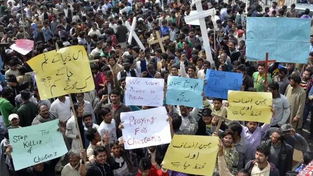 ชาวคริสเตียนปากีสถานรวมตัวกันประท้วงเหตุระเบิดพลีชีพในโบสถ์หลายแห่งในปี 2558 ที่เมืองลาฮอร์ของปากีสถาน