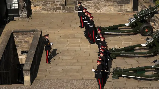 Soldados participam de uma salva de tiros para o rei Charles 3º, após a morte da rainha britânica Elizabeth