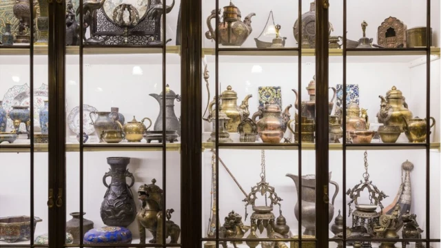 البروفيسورة فاولر تقول إن الملصقات الموجودة على المعروضات لا تعكس الجانب المظلم للحقبة الاستعمارية