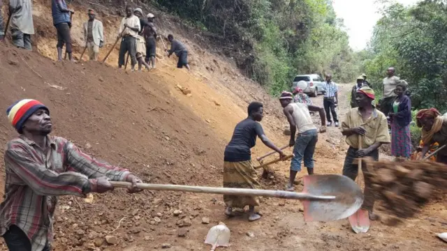 Abatwa bakora ibarabara mu Burundi