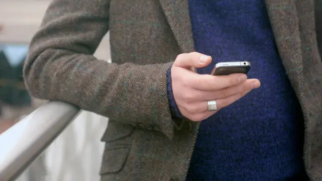 Hombre sosteniendo un celular