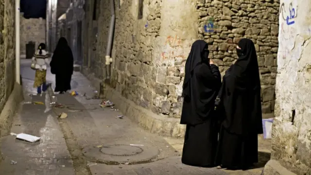 Au niveau de la rue, les bâtiments sont souvent dépourvus de fenêtres en raison de leur utilisation comme abris pour animaux ou espaces de travail