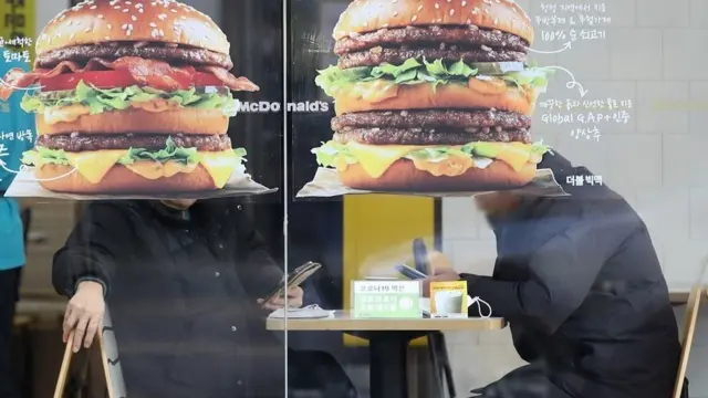 프랜차이즈에서 식사를 하는 두 사람