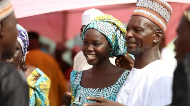 Una chica sonríe junto a un hombre mayor.