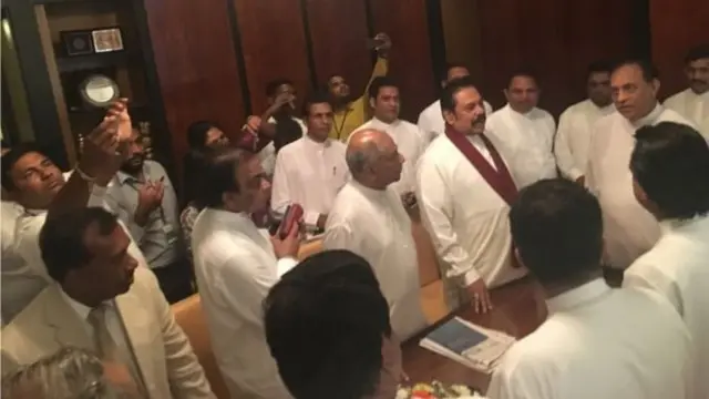 පාර්ලිමේන්තු මන්ත්‍රී මහින්ද රාජපක්ෂ ඇතුළු කණ්ඩායම විශ්වාස භංග යෝජනාව කතානායකවරයාට භාර දුන් අවස්ථාව