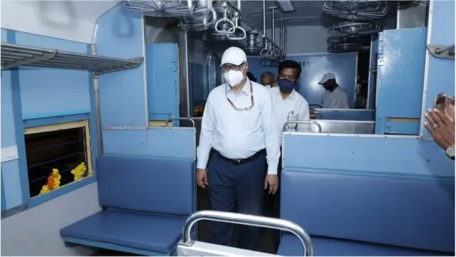 రైళ్లలో భద్రతా చర్యలను పరిశీలిస్తున్న దక్షిణ మధ్య రైల్వే జనరల్ మేనేజర్ గజానన్ మల్యా