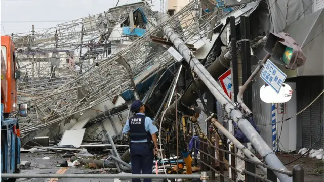 25年ぶりの強い台風21号、西日本で多数死傷 強風に高潮 - BBCニュース