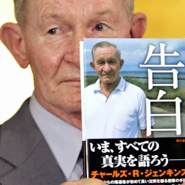 Charles Jenkins con su libro publicado en japonés