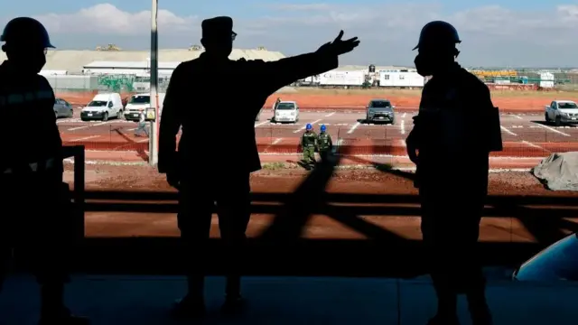 Militares supervisando una obra de construcción