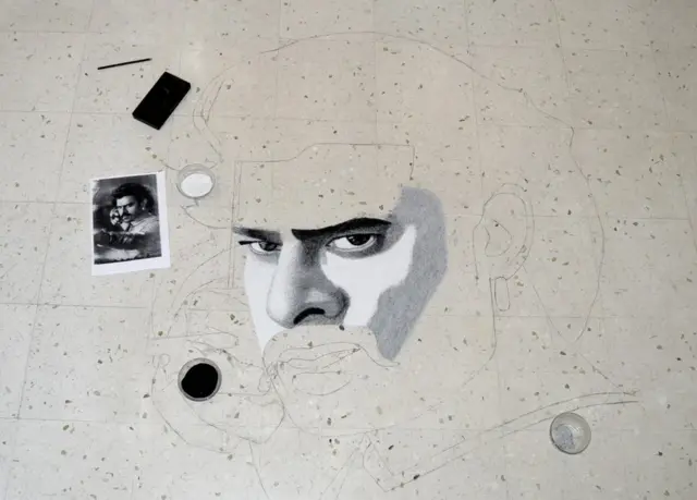 અડધી તૈયાર થયેલી રંગોળીની તસવીર