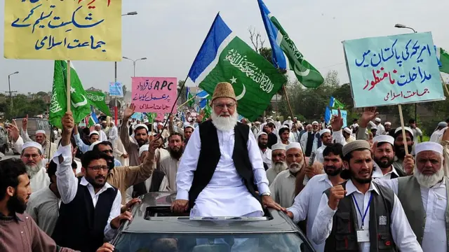 2011માં અમેરિકાએ અફઘાનિસ્તાનમાં હક્કાની નેટવર્ક સામે દબાણ ઊભું કર્યું અને ડ્રોન હુમલાઓ શરૂ કર્યા ત્યારે પાકિસ્તાનમાં અમેરિકાના વિરોધમાં જમાત-એ-ઇસ્લામીએ જબરદસ્ત વિરોધપ્રદર્શન કર્યું હતું.