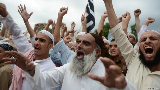 ઉગ્ર પ્રદર્શન કરી રહેલા મુસ્લિમ જૂથની તસવીર