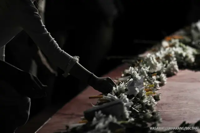 คนวางดอกไม้ไว้อาลัย