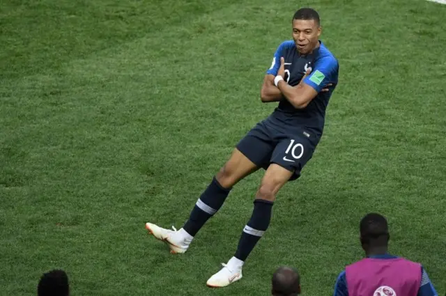 19 वर्षांचा एमबाप्पे सर्वोत्कृष्ट तरुण खेळाडू ठरला.