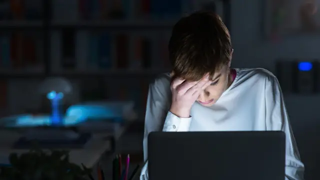 Mujer preocupada mirando a una computadora