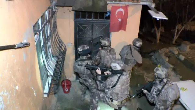 Protestolara katılan bazı öğrencilerin evlerine terörle mücadele polisleri tarafından şafak baskını düzenlenmişti