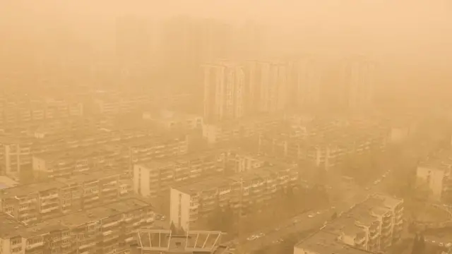 Жилой район Пекина во время песчаной бури