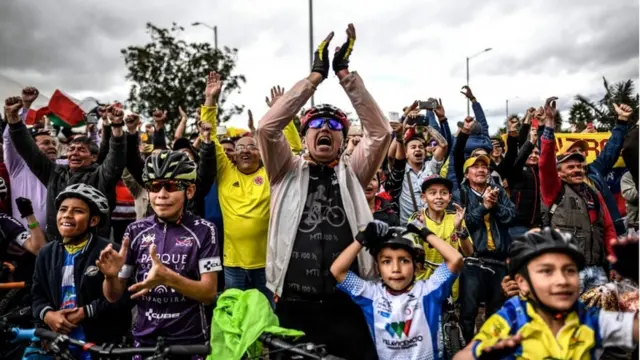 Fanáticos colombianos celebran en Zipaquirá, el pueblo natal de Egan Bernal.