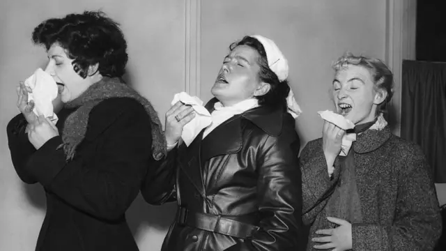 Mujeres estornudando