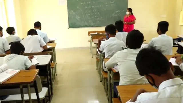 చంద్రంపాలెం జెడ్ పి స్కూలులో విద్యార్థులు