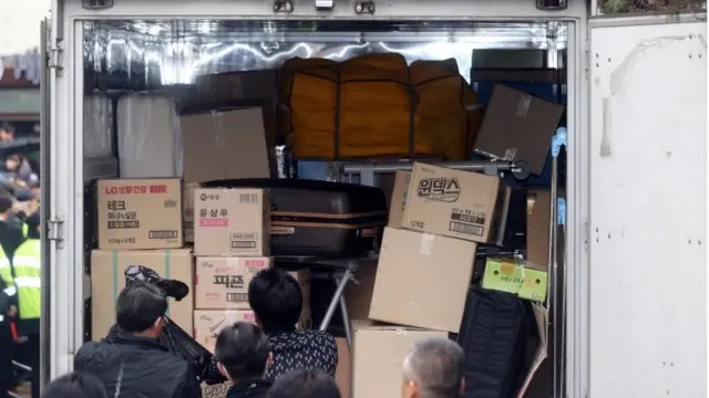 Wafanyakazi walionekana wakiingiza bidhaa za Park ndani ya nyumba yake