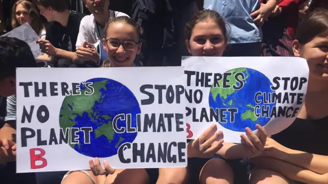 İki eylemci öğrenci