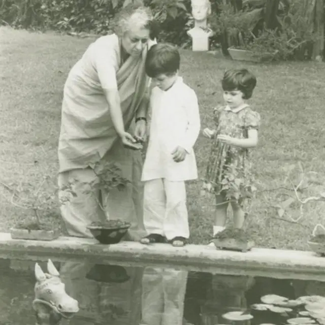 ઇંદિરા ગાંધી સાથે રાહુલ ગાંધી અને પ્રિયંકા ગાંધી