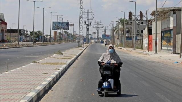 Женщина на скутере в Газе