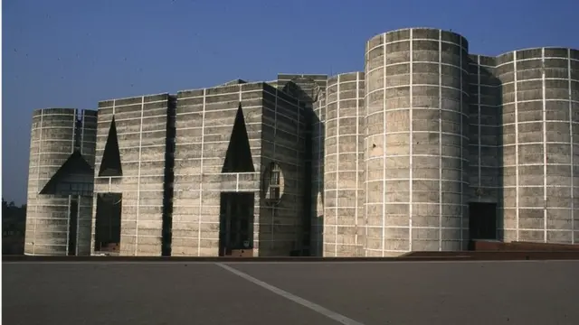 ঢাকায় জাতীয় সংসদ ভবন