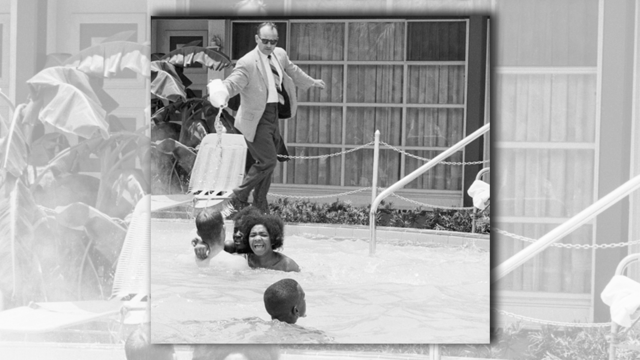 Piscina de hotel na Flórida em 1964 - homem branco jogando ácido em jovens negras