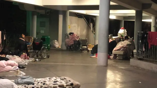 香港著名的露宿者聚集地通州街公园。据不完全统计，在这里过夜的露宿者可能多达七八十人。