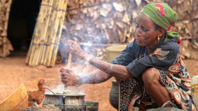 Fulani woman dey cook