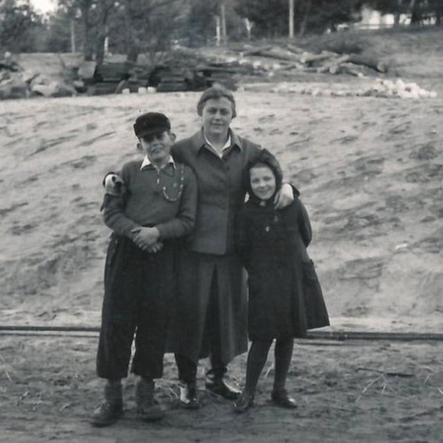 Guarda Johanna Langefeld com seu filho e a filha de outra colega