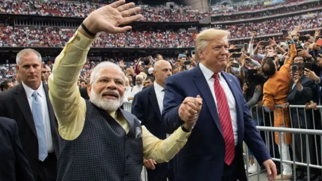 ২০১৯ সালে হিউস্টনে নরেন্দ্র মোদীকে দেওয়া প্রাবাসী ভারতীয়দের ‘হাউডি মোদী‘ সম্বর্ধনা অনুষ্ঠানে হাজির হন ডোনাল্ড ট্রাম্প